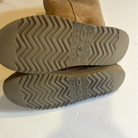 UGG Classic Tall boots genuine leather upper in chestnut brown sheepskin lining - Picture 11 of 16